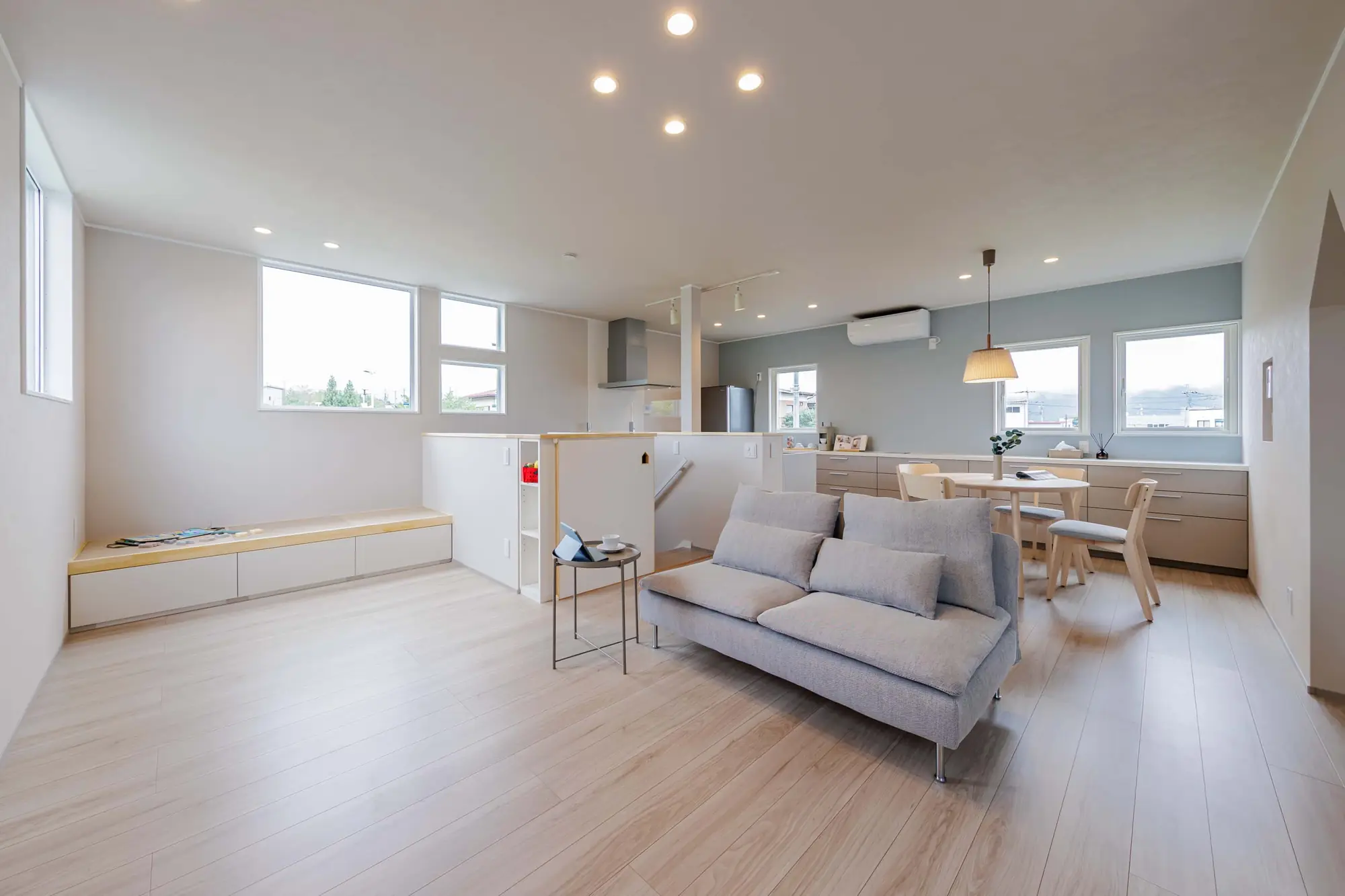 開放的なリビングダイニングの内観|関山建設の注文住宅